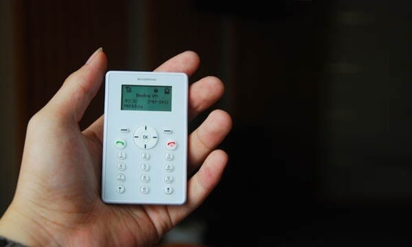 Điện thoại Beeline không có bộ nhớ lưu trữ riêng mà sẽ lưu trên SIM