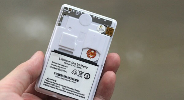 Beeline Mini dùng pin lithium-ion có dung lượng 400mAh