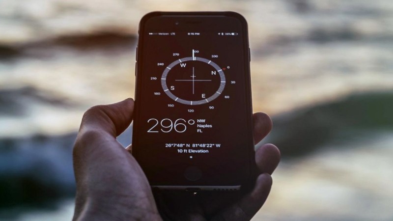La bàn điện tử trên điện thoại kết hợp cảm biến Magnetometer và Accelerometer