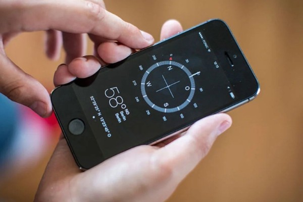 Hãy tháo ra ốp lưng có nam châm hoặc gắn phụ kiện kim loại và kiểm tra lại la bàn