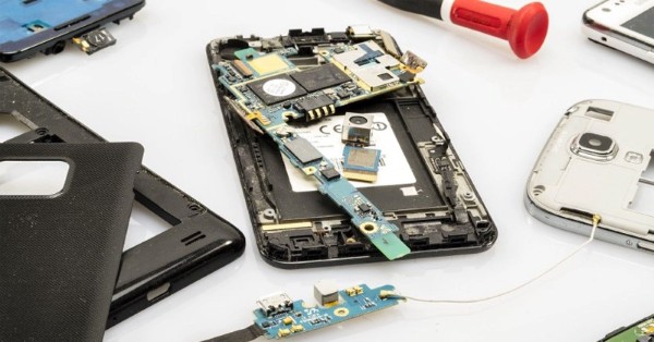 Mang điện thoại đến trung tâm bảo hành hoặc cửa hàng sửa chữa