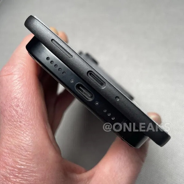 Khi đặt mô hình Galaxy S26 Edge cạnh iPhone 16 Pro, sự chênh lệch độ mỏng càng trở nên rõ rệt