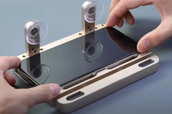 Ép lại kính mới cho iPhone bằng thiết bị chuyên dụng