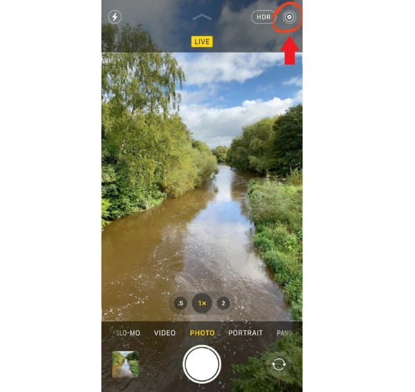 Chạm vào biểu tượng Live Photo