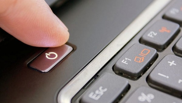 Nhấn giữ nút nguồn 15–20 giây để xả toàn bộ điện tích