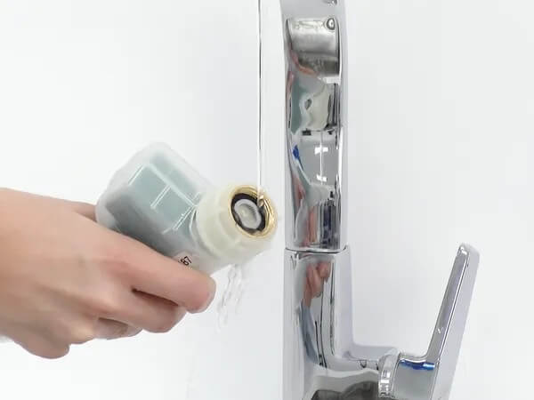 Tiến hành làm sạch lưới lọc của van cấp nước