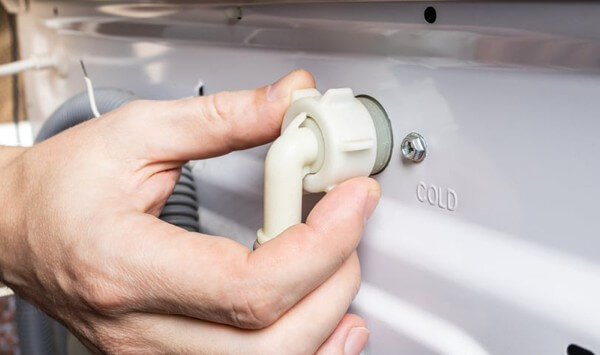 Kiểm tra và thay thế van cấp nước bị hỏng