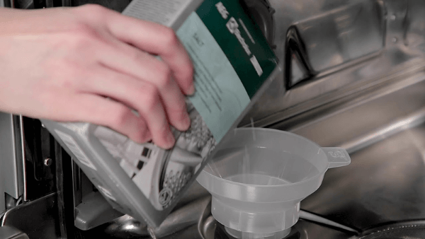 Sử dụng muối chuyên dụng cho máy rửa bát