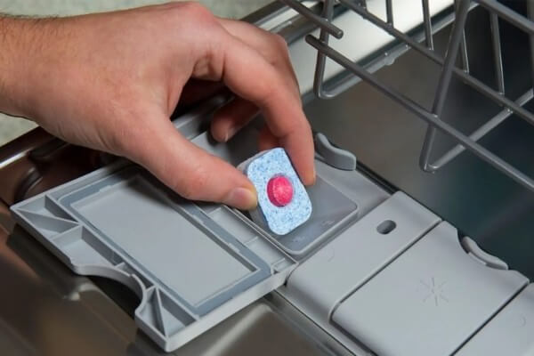 Sử dụng viên rửa bát 3 trong 1 