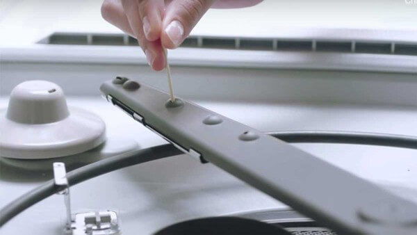 Vệ sinh định kỳ tay phun máy rửa bát hàng tháng