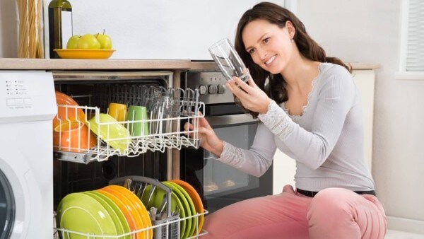 Thường xuyên kiểm tra bề mặt bát đĩa sau khi rửa bằng máy