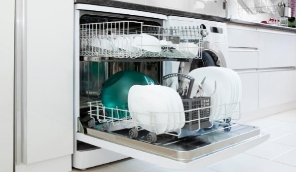 Nên sắp xếp hợp lý và chọn chế độ rửa nhẹ với đồ nhựa