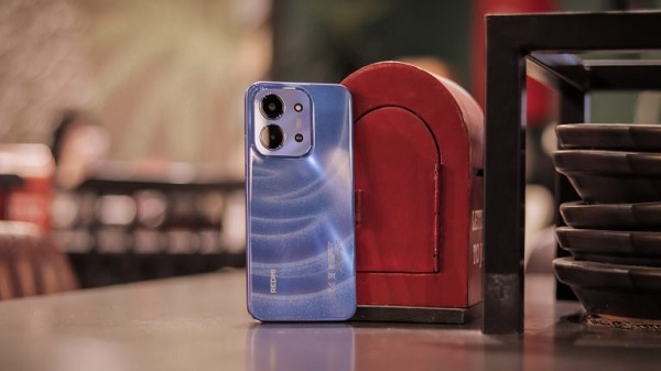 Redmi 15C thể hiện lợi thế về độ bền nhờ chuẩn chống bụi và nước nhẹ IP64