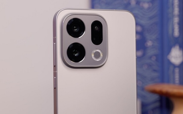 OPPO Find X9 vượt trội hơn hẳn về phần cứng camera với thiết lập 3 camera 50MP