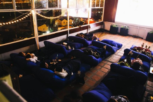 Các ghế đôi tại The Dreamer được thiết kế thoải mái