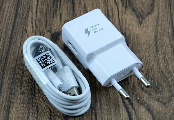 Sử dụng sạc điện thoại chính hãng