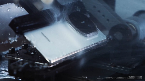 Huawei Mate X7 thử thách phun nước nóng 80°C