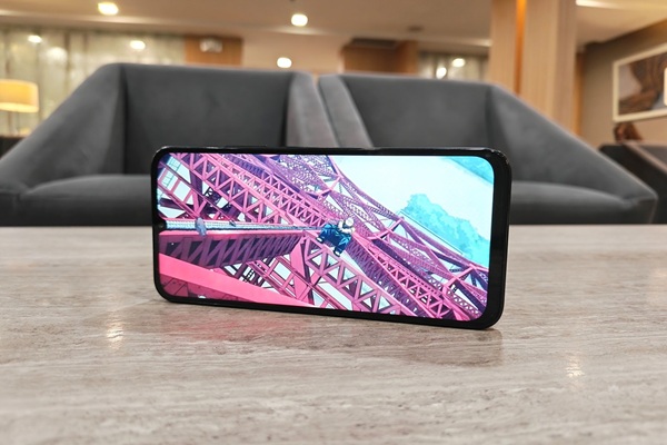 Camera selfie hoạt động ổn định cho các cuộc gọi video và chụp ảnh tự sướng hàng ngày