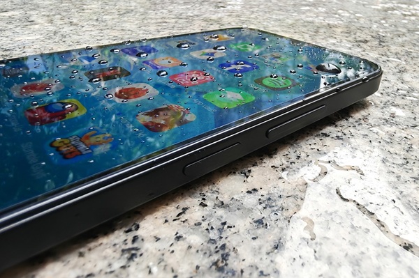 Các cổng kết nối và nút bấm của Redmi 15C được bố trí hợp lý