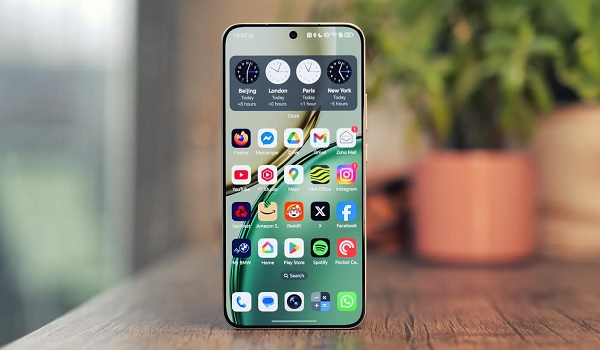 Thiết bị được trang bị màn hình OLED 6.79 inch, tần số quét 120Hz cùng độ sáng tối đa lên đến 6.000 nits