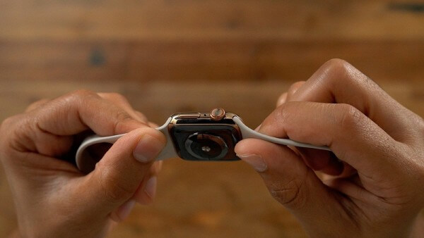 Nhấn giữ nút nguồn trong khoảng 10–15 giây