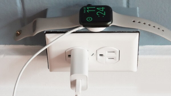 Đặt mặt lưng Apple Watch lên đế sạc ở vị trí cố định