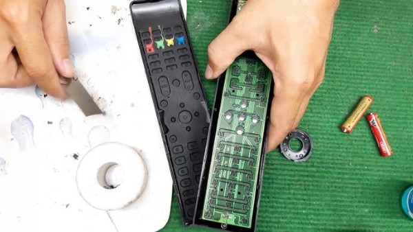 Dùng khăn lau sạch bảng mạch để loại bỏ bụi bẩn