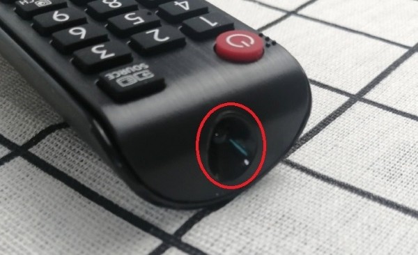 Lau sạch mắt hồng ngoại trên điều khiển