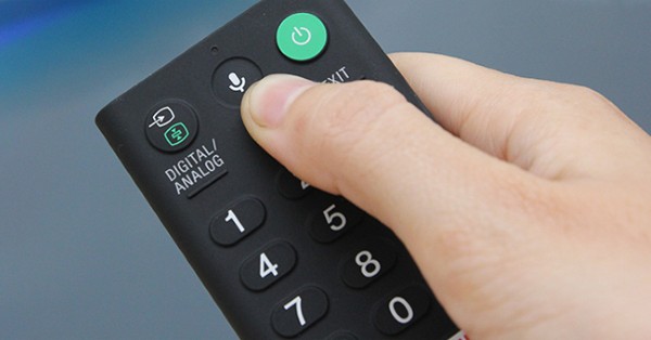 Nhấn nút điều khiển bằng giọng nói trên điều khiển