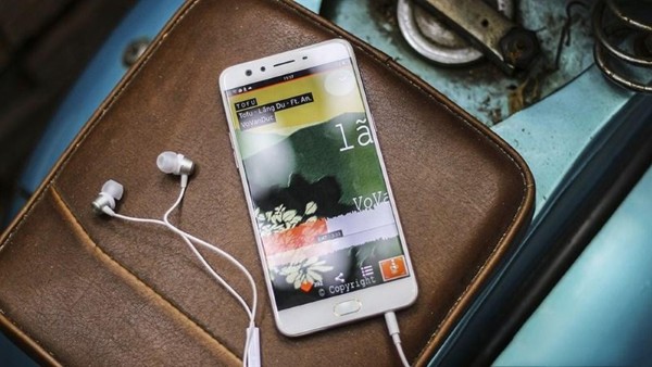 Cắm lại tai nghe hoặc loa rồi tắt các ứng dụng nghe nhạc, video đang chạy