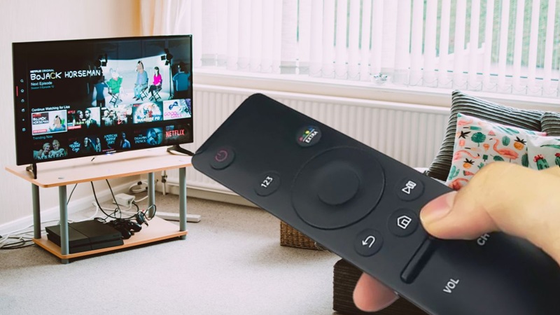 Dùng các nút điều chỉnh âm lượng trên điều khiển