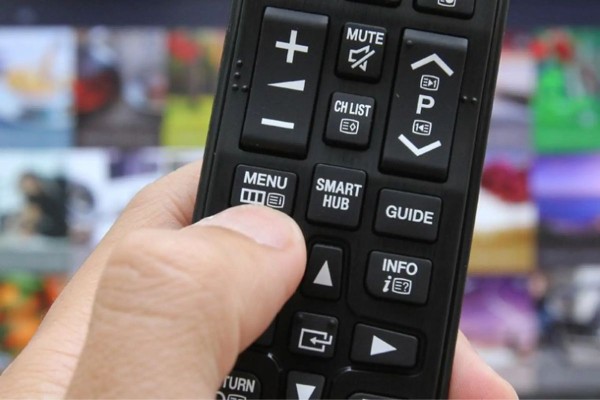 Nhấn Menu trên remote