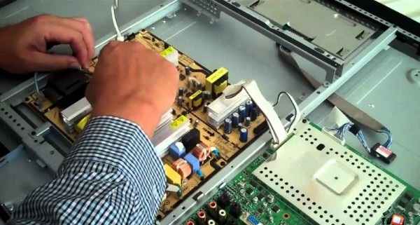 Mang tivi đến trung tâm bảo hành và sửa chữa