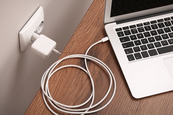 Cục sạc laptop bị nóng có sao không?