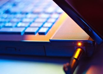 Cục sạc laptop bị nóng có sao không