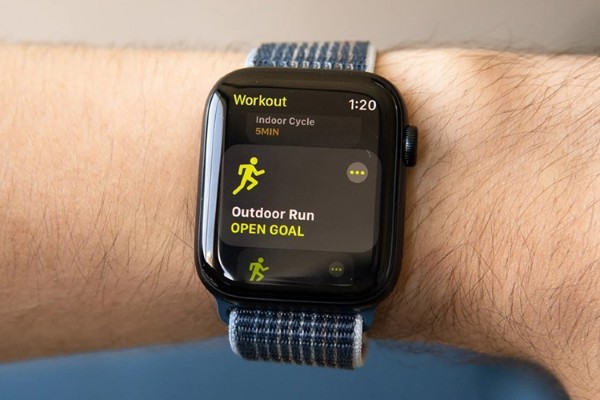 Apple Watch SE 2 theo dõi lịch sử hoạt động và tập luyện