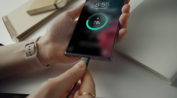 Cắm sạc rồi nhấn giữ nút nguồn từ 5 – 7 giây để khởi động lại máy 