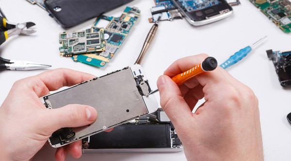 Mang điện thoại đến trung tâm bảo hành hoặc cửa hàng sửa chữa