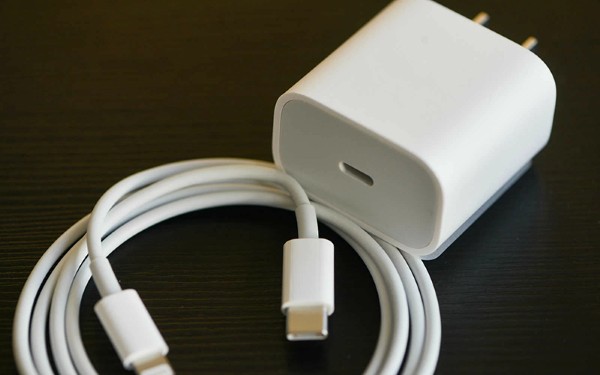 iPad Pro M5 đi kèm cáp USB-C 1m và Adapter USB-C 20W