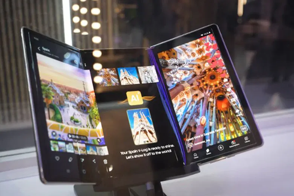 Galaxy Z TriFold có cơ chế gập vào trong với ba nếp gấp