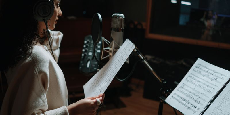 Low key là những thanh âm trầm, thấp trong âm nhạc hoặc giọng nói