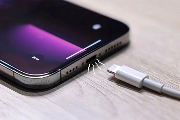 Cổng sạc hoặc nguồn điện yếu