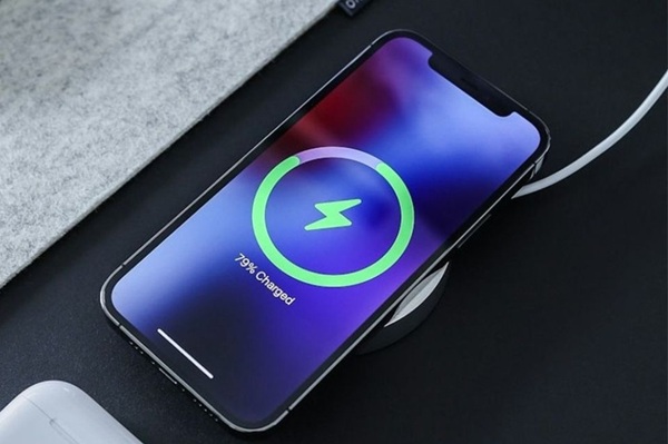 Vệ sinh cổng sạc và khởi động lại thiết bị