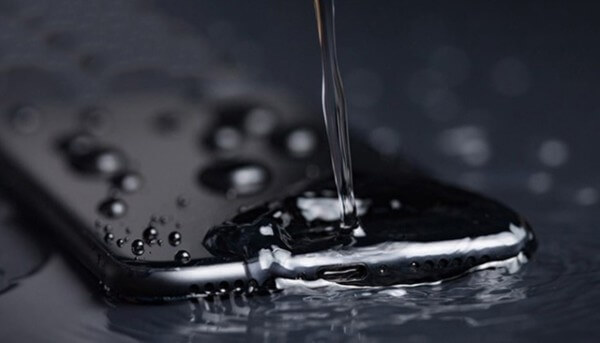 Mang máy đến trung tâm sửa chữa để kiểm tra khi máy ngấm nước nặng