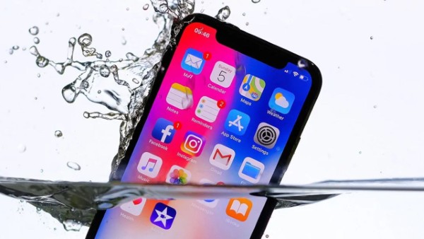 Chuẩn IP68 giúp iPhone 13 sống sót khi bị rơi xuống nước trong thời gian ngắn