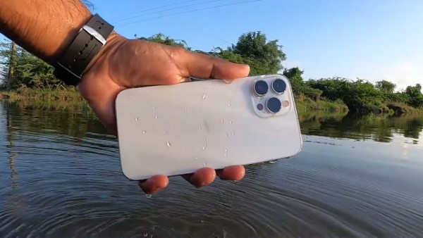 Cả 2 phiên bản iPhone 13 Pro Max và iPhone 13 Pro đều có kháng nước