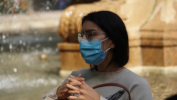 Sony A6000 thể hiện chi tiết khuôn mặt và tóc sắc nét