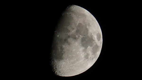 Sony A6000 với chi tiết vượt trội nhờ cảm biến APS-C thu sáng tốt