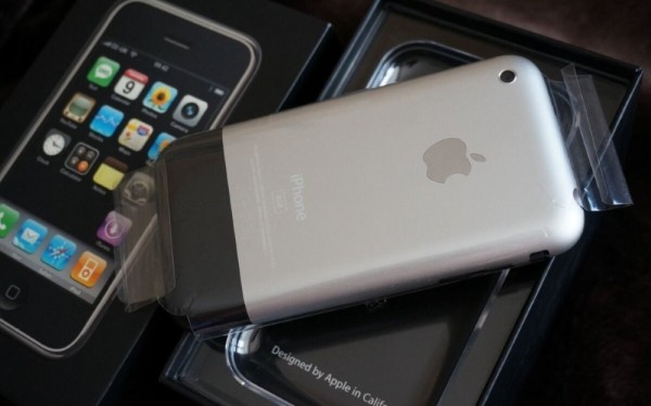 iPhone 2G là chiếc iPhone đầu tiên được ra mắt vào ngày 9/1/2007