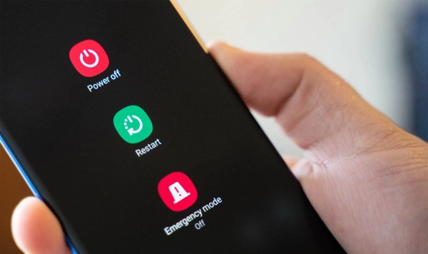 Nhấn Chạm để khởi động lại điện thoại